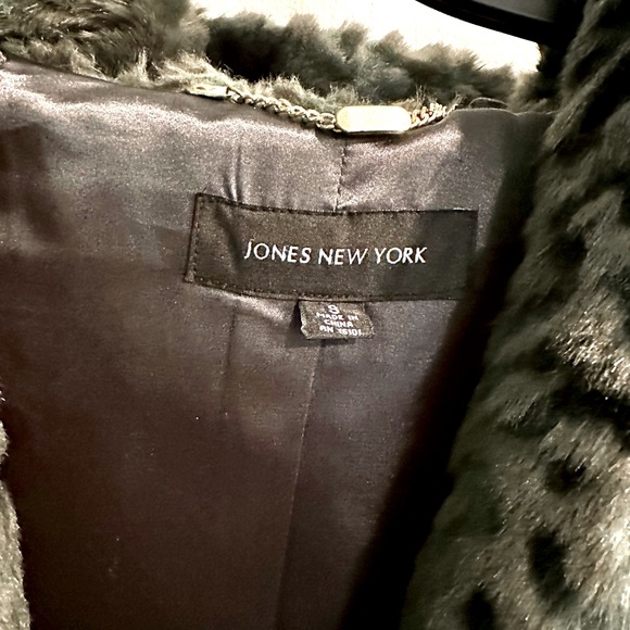 LIKE NEW Jones New York faux fur jacket with hoodie & pockets in dark blue/green - Picture 2 of 5